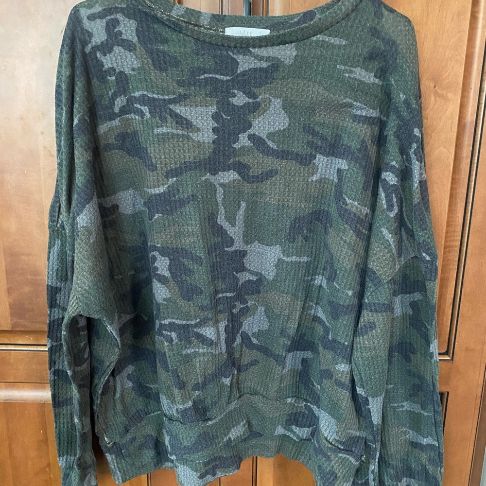 Womens size large, Talulah thermal camo shirt. EUC.